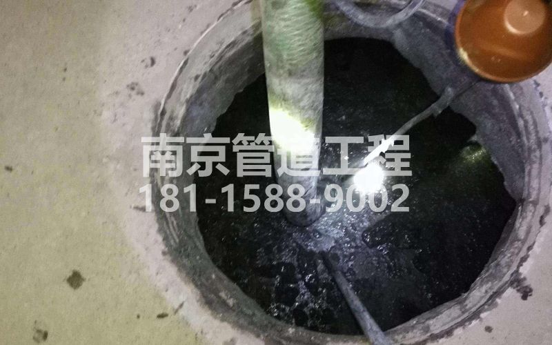 216龙潭清理化粪池