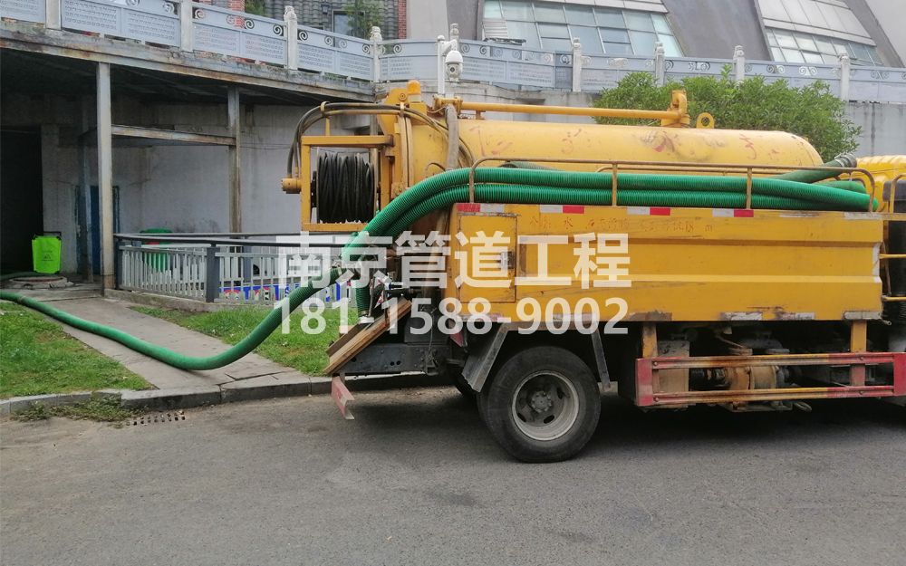 277龙潭商场隔油池吸污
