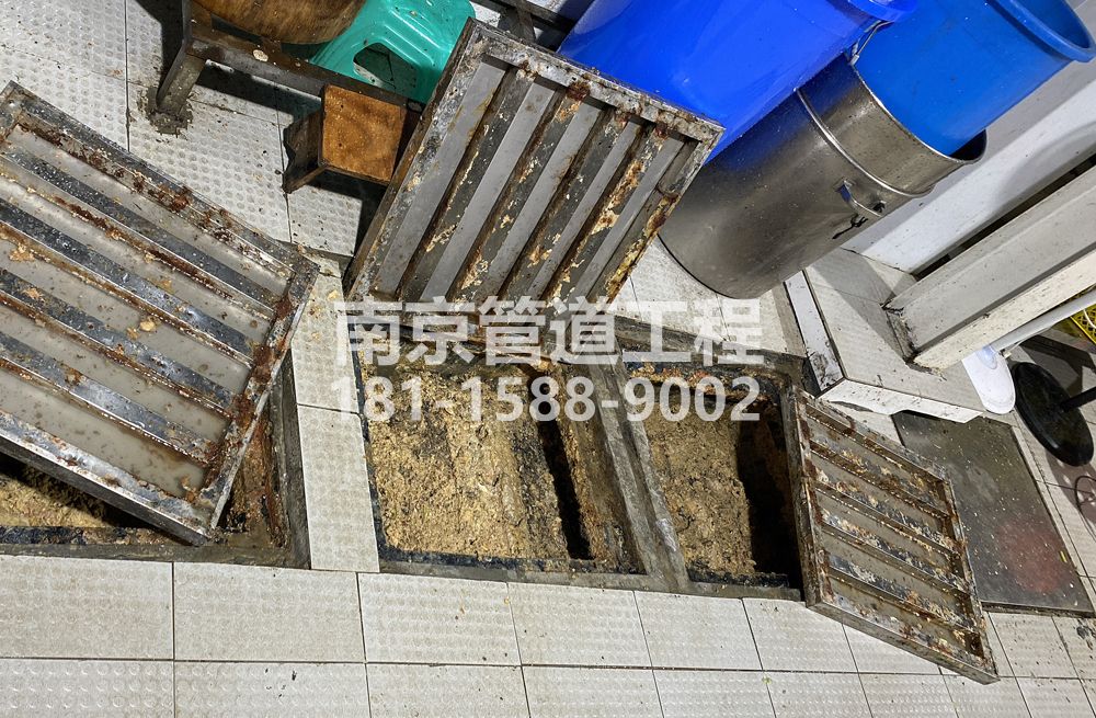 278龙潭城管中队食堂隔油池清理